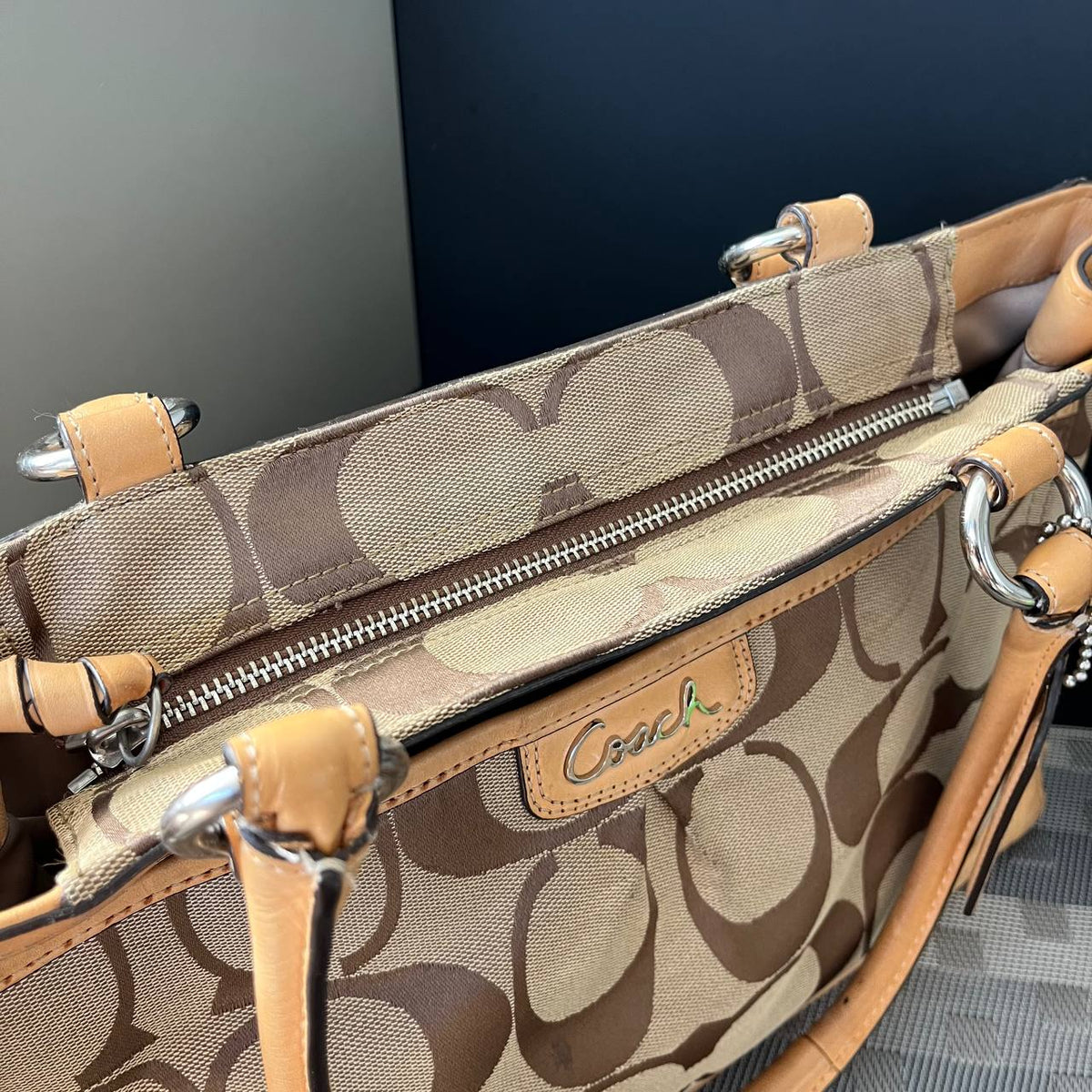 COACH SIGNATURE TOTE (Style #19725)