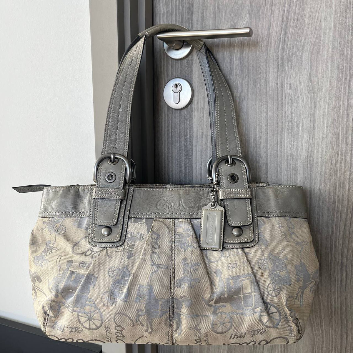 COACH CLASSIC SOHO SIGNATURE HORSE & CARRIAGE TOTE   (Style #15212)