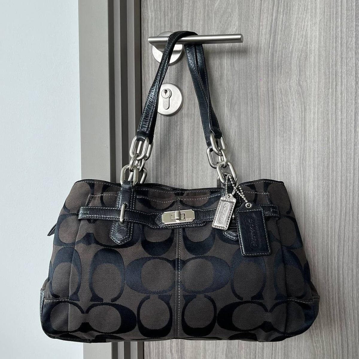 COACH SIGNATURE CHEALSEA TOTE IN BLACK (Style #17806)