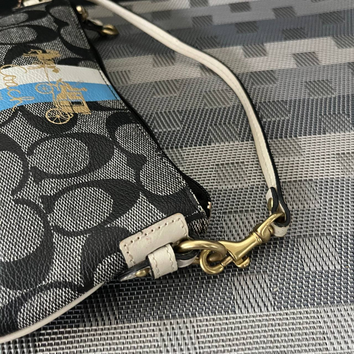 COACH SIGNATURE HERITAGE STRIPE POUCH WRISLET
